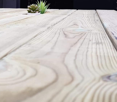 Détail d'une table en bois